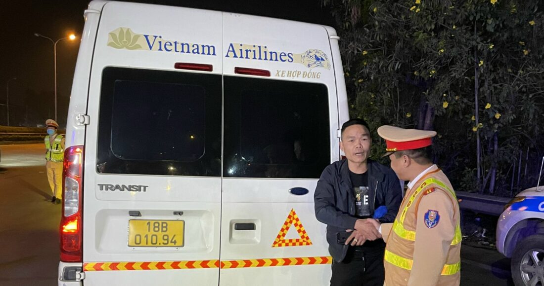 CSGT dán phản quang sau xe cho xe khách. Ảnh: Cục CSGT