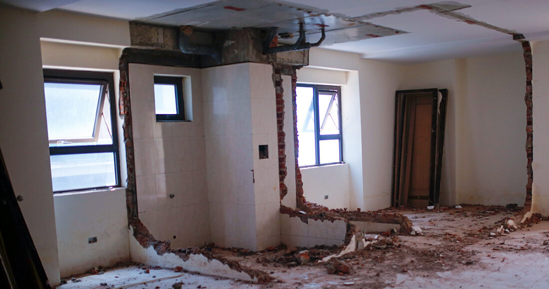 Chung cư Mường Thanh thực hiện tháo dỡ tại các tầng 2,3,5 và 35, tháng 4/2023. Ảnh: Nguyễn Đông