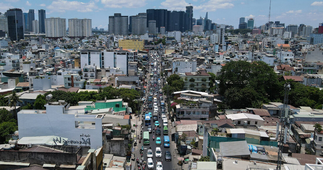 Xe nối đuôi nhau kéo dài trên đường Xô Viết Nghệ Tĩnh, tháng 4/2024. Ảnh: Đình Văn