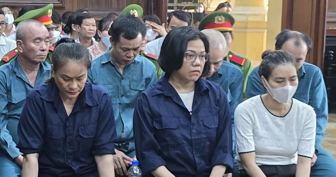 Bị cáo Hoàng Đặng Ngọc Mỹ Trang (bên trái hàng đầu) và em gái cũng các đồng phạm tại tòa hôm nay. Ảnh: Hải Duyên