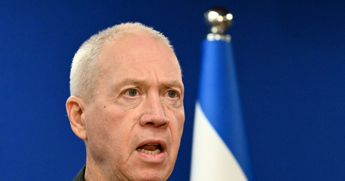 Bộ trưởng Quốc phòng Israel Yoav Gallant trong cuộc họp báo ở Tel Aviv tháng 12/2023. Ảnh: AFP