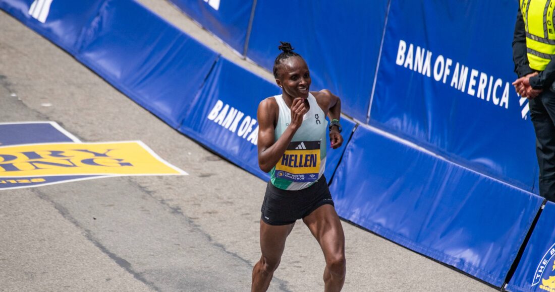Obiri trong những mét cuối trước khi về nhất Boston Marathon 2024 ngày 15/4. Ảnh: AFP
