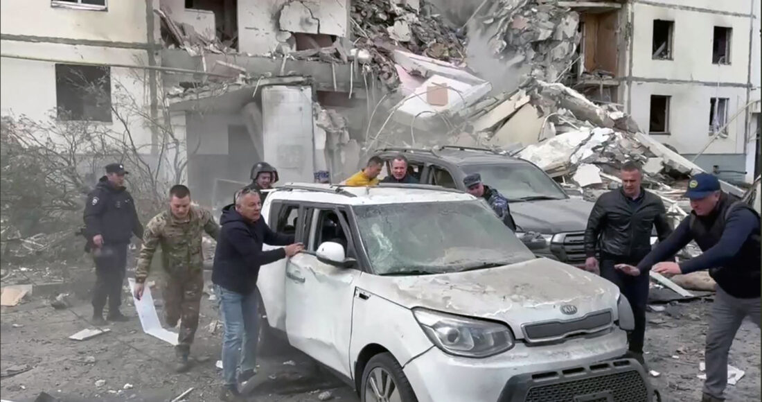 Khung cảnh đổ nát sau cuộc tập kích của Ukraine vào tòa nhà ở Belgorod, Nga trong bức ảnh công bố ngày 12/5. Ảnh: AFP