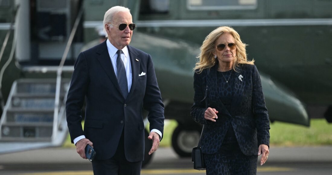 Vợ chồng Tổng thống Joe Bident tại Carpiquet, Pháp, ngày 6/6. Ảnh: AFP