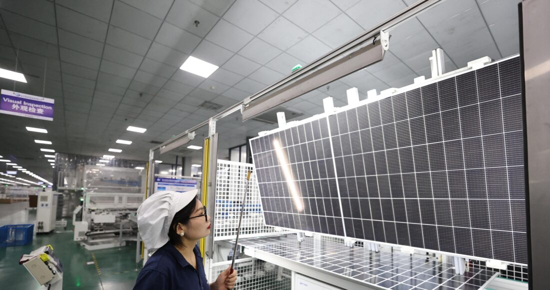 Công nhân làm việc trong dây chuyền sản xuất mô-đun quang điện ở Liên Vân Cảng, Giang Tô ngày 24/6. Ảnh: AFP