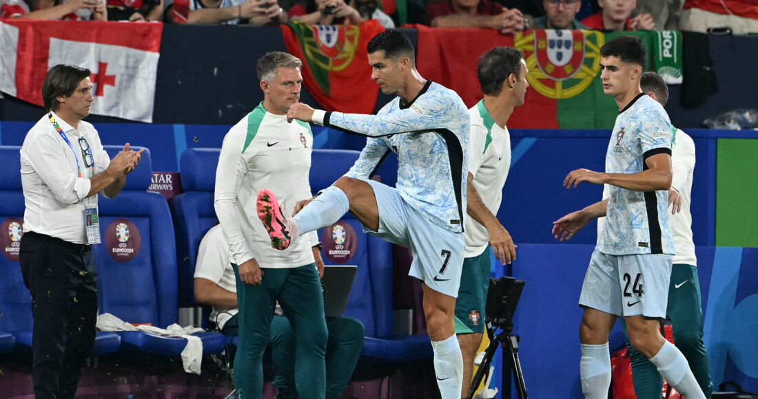 Ronaldo đá văng chai nước sau khi bị thay người khỏi sân trong trận Bồ Đào Nha thua Gruzia ở lượt cuối bảng F Euro 2024, trên sân Veltins Arena ngày 26/6. Ảnh: AFP