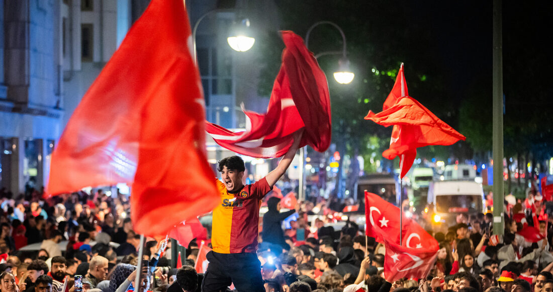 Cổ động viên Thổ Nhĩ Kỳ ăn mừng tại Berlin, Đức hôm 3/7 sau khi đội nhà thắng Áo ở vòng 1/8. Ảnh: AFP