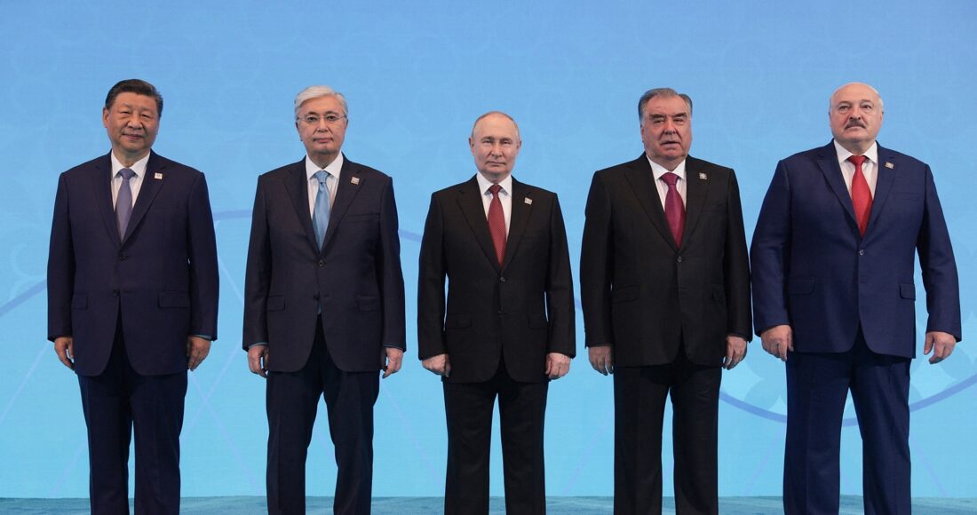 Từ trái qua phải: Chủ tịch Trung Quốc Tập Cận Bình, Tổng thống Kazakhstan Kassym-Jomart Tokayev, Tổng thống Nga Vladimir Putin, Tổng thống Tajikistan Emomali Rakhmon và Tổng thống Belarus Alexander Lukashenko tại hội nghị thượng đỉnh SCO ở Astana ngày 4/7. Ảnh: AFP