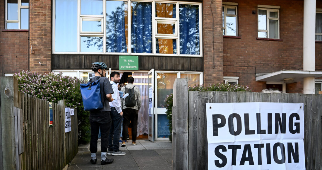 Cử tri xếp hàng tại một điểm bỏ phiếu ở London ngày 4/7. Ảnh: AFP