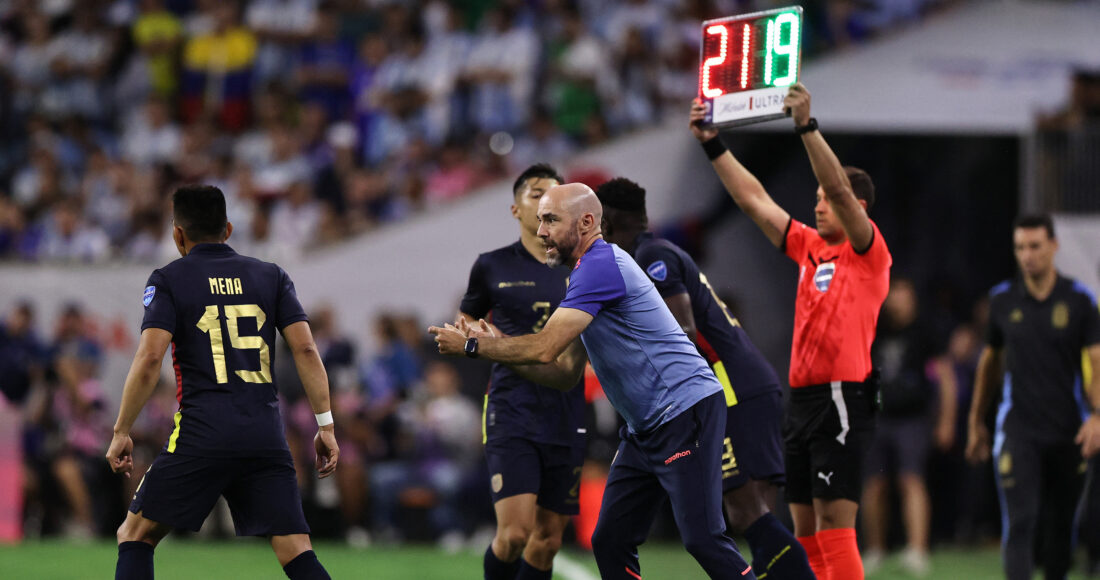 HLV Felix Sanchez chỉ đạo trong trận Ecuador thua Argentina ở tứ kết Copa America 2024 tại Houston ngày 4/7. Ảnh: AFP