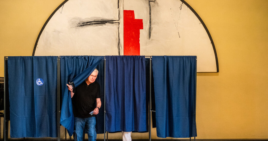 Cử tri đi bỏ phiếu trong vòng hai cuộc bầu cử quốc hội Pháp tại thành phố Perpignan, miền nam đất nước, ngày 7/7. Ảnh: AFP