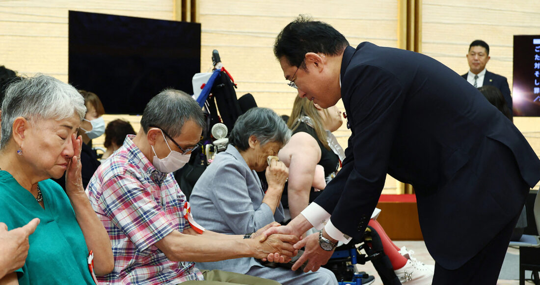 Thủ tướng Nhật Fumio Kishida (phải) gặp những người từng bị cưỡng bức triệt sản tại Văn phòng Thủ tướng ở Tokyo ngày 17/7. Ảnh: AFP