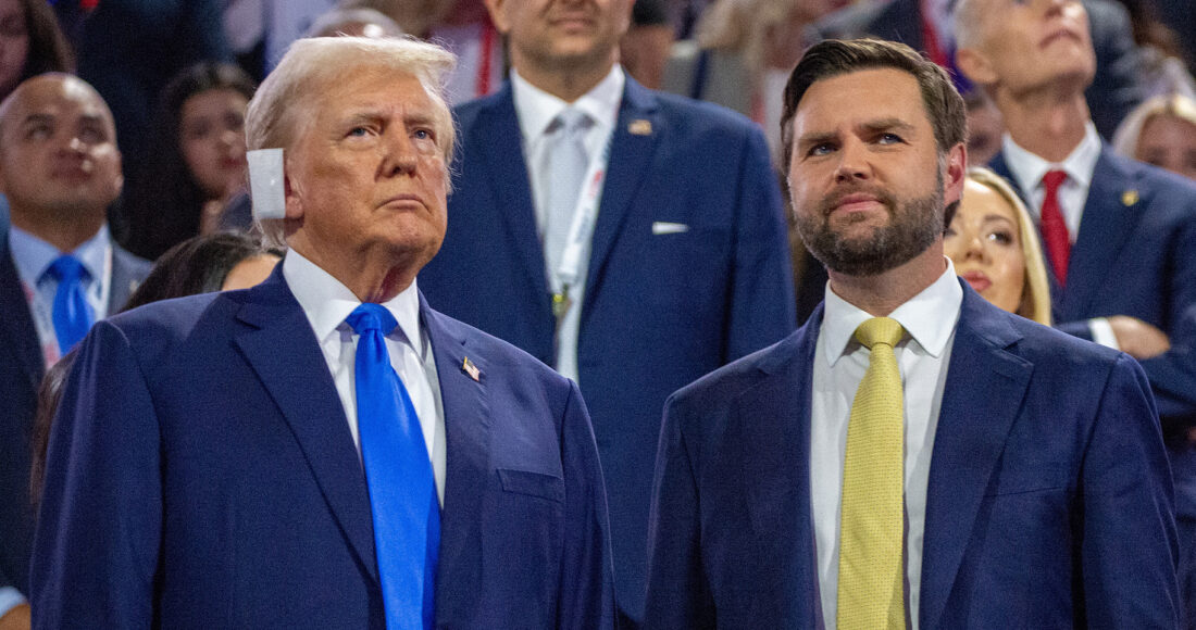 Ông Trump (trái) và ông JD Vance tại đại hội đảng Cộng hòa ở thành phố Milwaukee, bang Wisconsin ngày 16/7. Ảnh: AFP