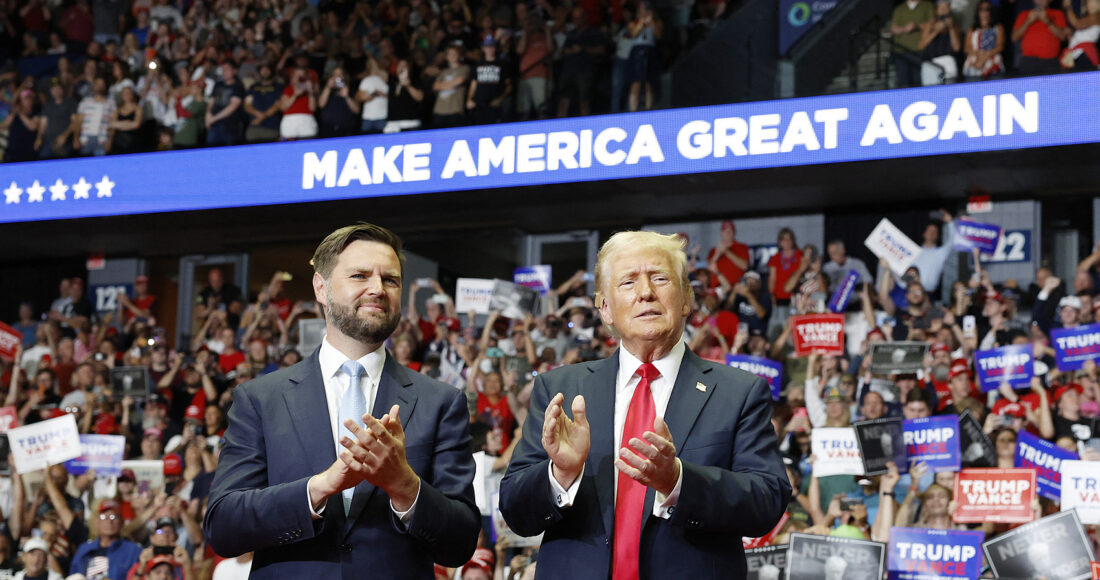 Donald Trump (phải) và JD Vance cao tương đương khi đứng cạnh nhau tại buổi vận động tranh cử ở thành phố Grand Rapids, Michigan ngày 20/7. Ảnh: AFP