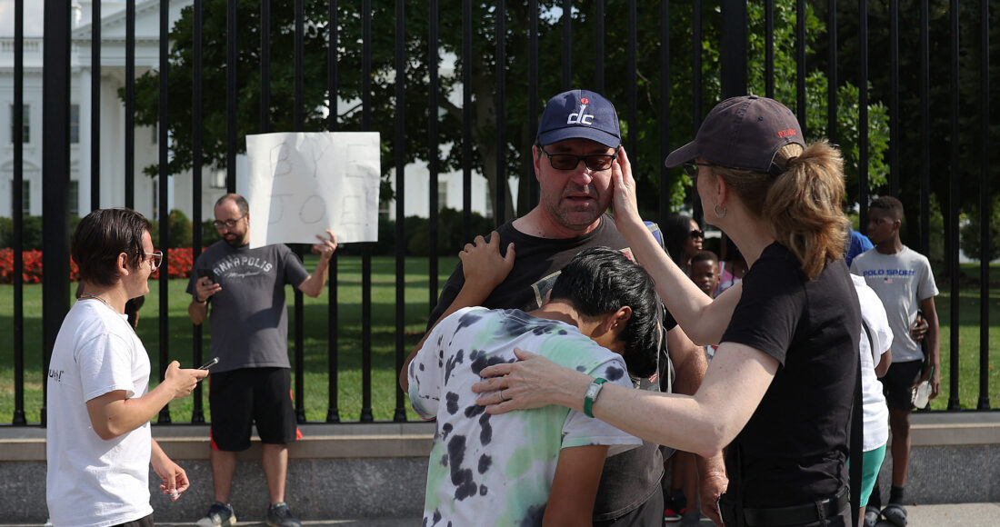 Cử tri cầm những tấm biểu ngữ có dòng chữ Cám ơn, Joe, Tạm biệt, Joe trước cổng Nhà Trắng ngày 21/7. Ảnh: AFP