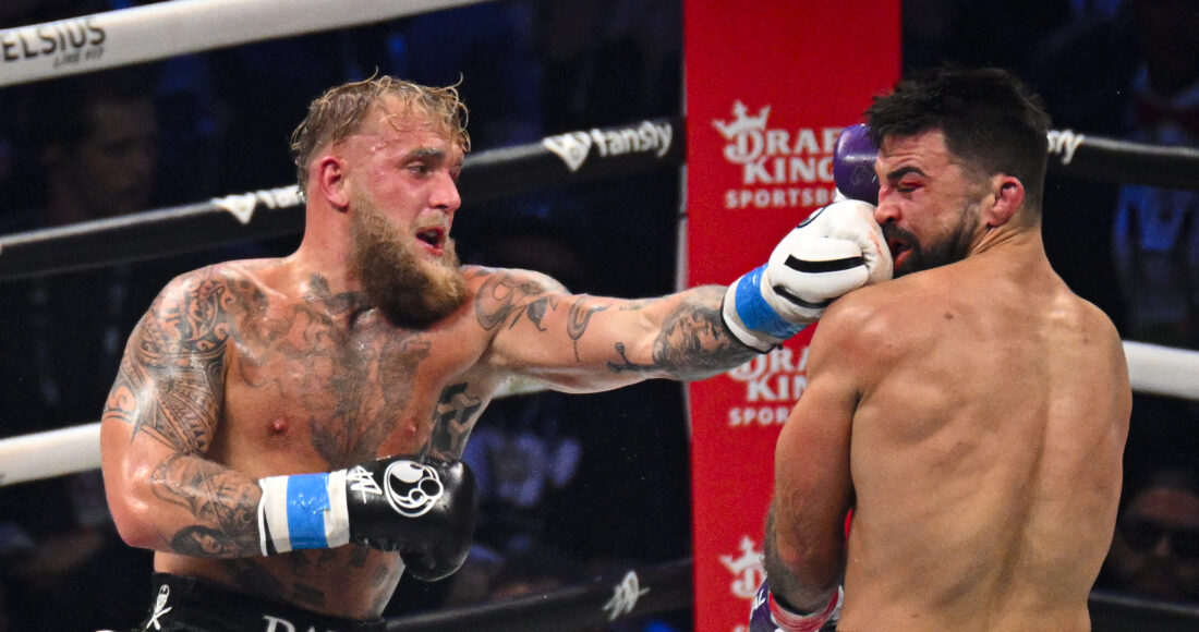 Jake Paul trong một pha ra đòn trúng mặt Mike Perry trong trận quyền Anh hạng 86kg tại Florida, Mỹ ngày 20/7. Ảnh: AFP