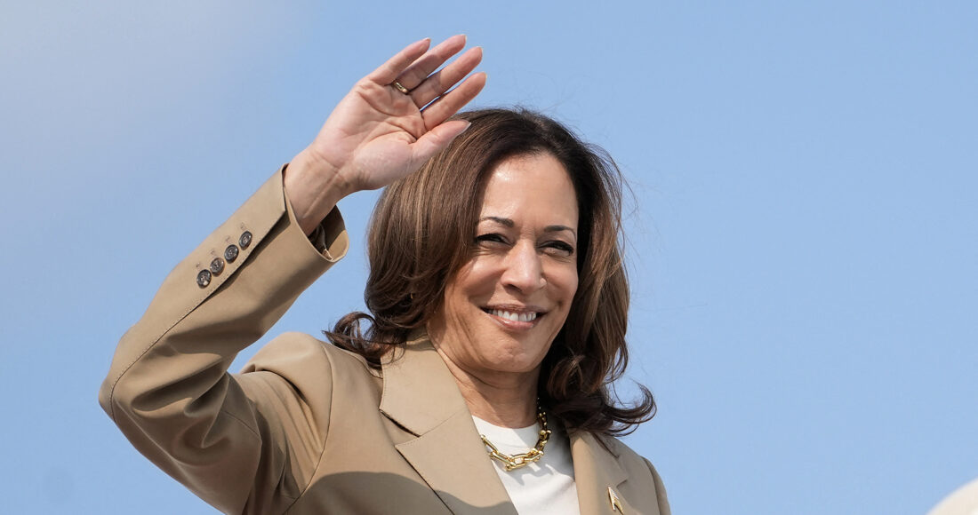 Phó tổng thống Mỹ Kamala Harris trên chuyên cơ Không lực Hai tại thành phố Westfield, bang Massachusetts ngày 27/7. Ảnh: AFP