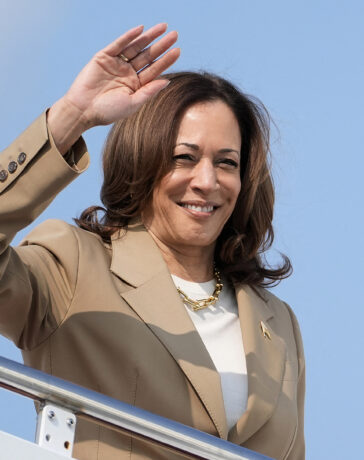 Phó tổng thống Mỹ Kamala Harris trên chuyên cơ Không lực Hai tại thành phố Westfield, bang Massachusetts ngày 27/7. Ảnh: AFP