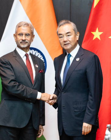 Ông Jaishankar và ông Vương tại Lào hôm 25/7. Ảnh: Văn phòng Ngoại trưởng Ấn Độ