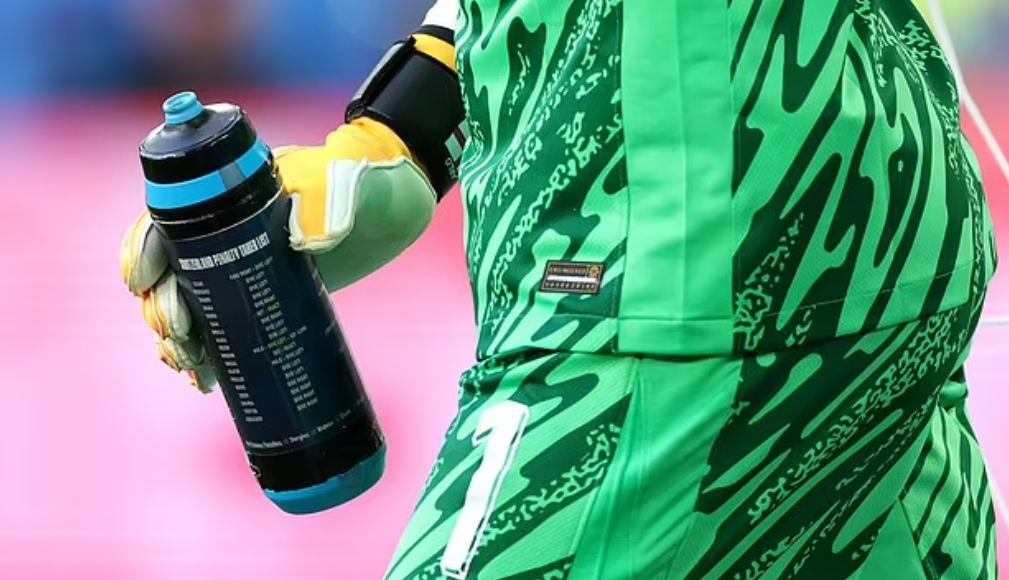 Bình nước ghi chú cách bắt 11m của Pickford.