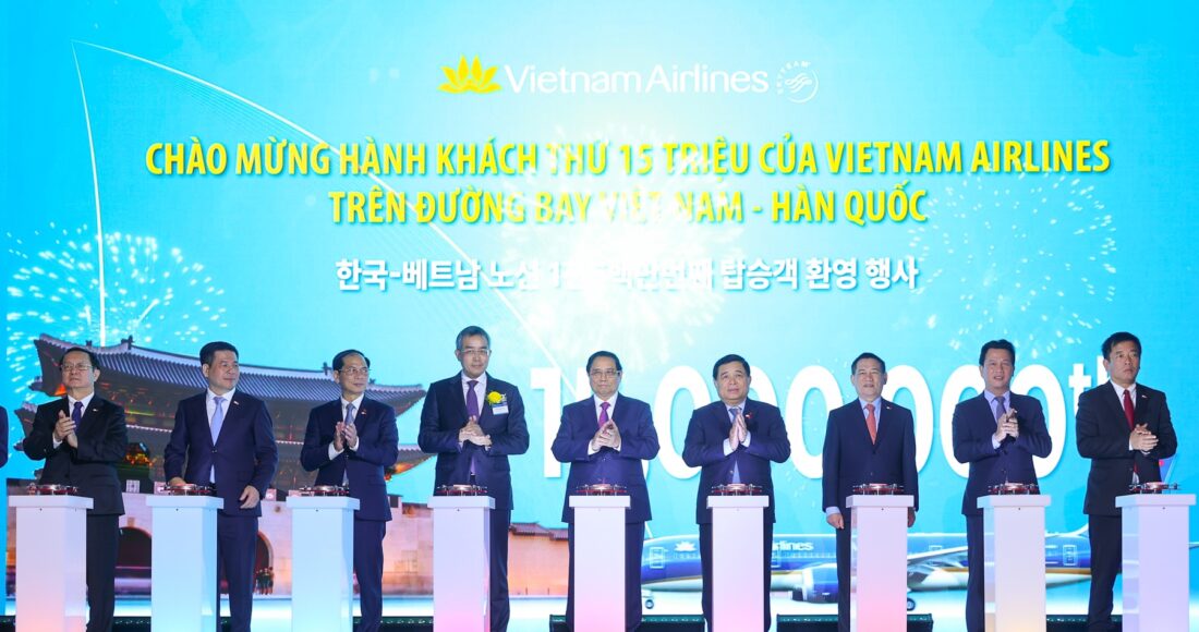 Thủ tướng thực hiện nghi thức chào mừng 30 năm đường bay và hành khách thứ 15 triệu. Ảnh: Vietnam Airlines