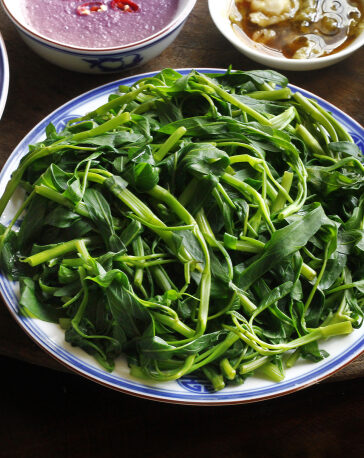 Rau muống luộc – món ăn quốc dân ngày hè. Ảnh: Bùi Thủy