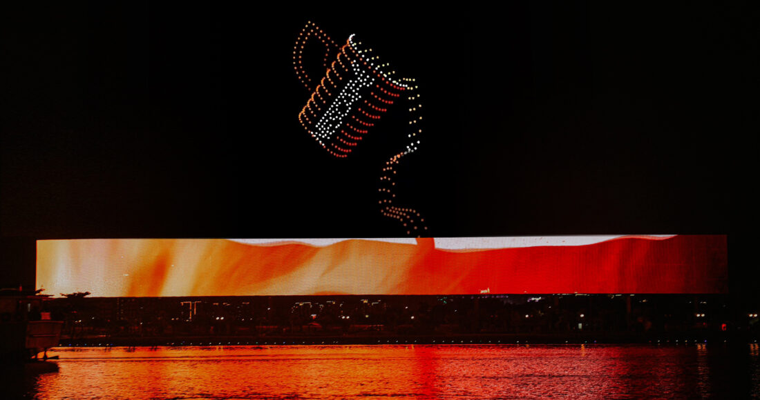 Màn trình diễn tương tác của 500 drone và màn hình SkyLed trên sông Sài Gòn. Ảnh: Nescafé