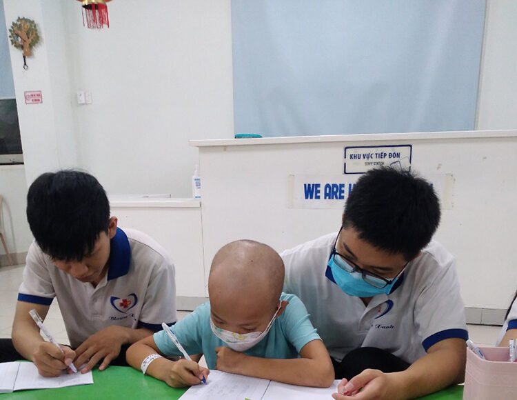 Nguyễn Minh Quân chăm chỉ học tập dưới sự hướng dẫn của một số y bác sĩ thực tập tại Bệnh viện Trung ương Huế, tháng 9/2023. Ảnh: Nhân vật cung cấp