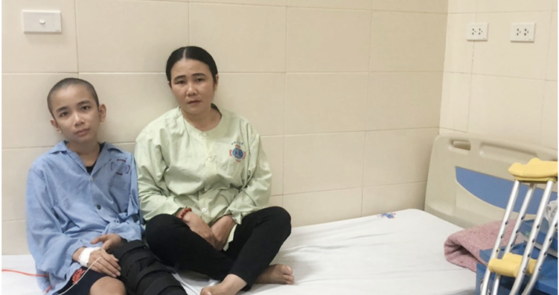 Thông và mẹ khi em đang điều trị tại bệnh viện K Tân Triều, Hà Nội. Ảnh: NVCC