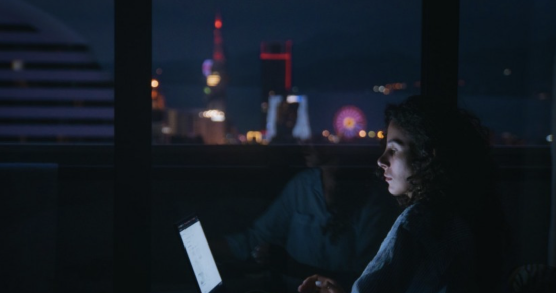 Một nghiên cứu mới phát hiện người thức khuya có thể tăng sức mạnh của não bộ và có xu hướng thông minh hơn người ngủ sớm. Ảnh minh họa: Pexels/Beka Ichkiti