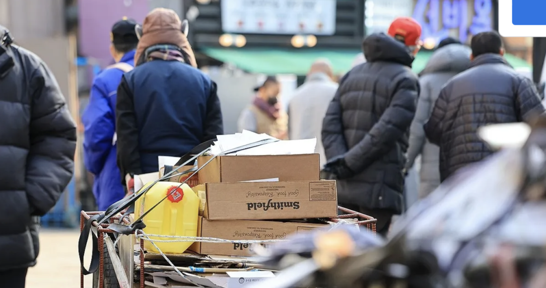 Cứ 650 người Hàn Quốc từ 65 tuổi trở lên lại có hơn một người nhặt phế liệu. Ảnh: Yonhap