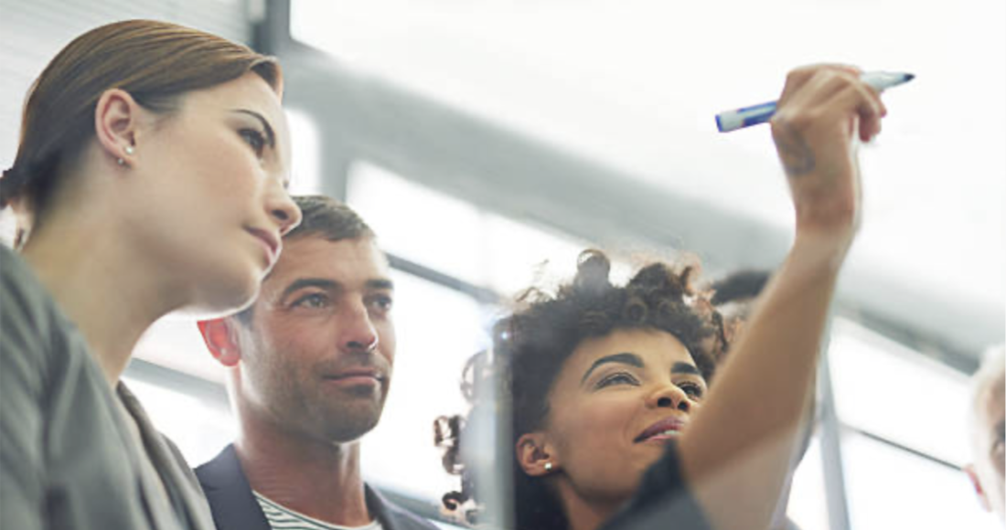 Rơi vào bẫy tự mãn khiến nhiều lãnh đạo trở nên độc đoán, không tôn trọng ý kiến của nhân viên và né tránh trau dồi kiến thức mới. Ảnh minh họa: iStock