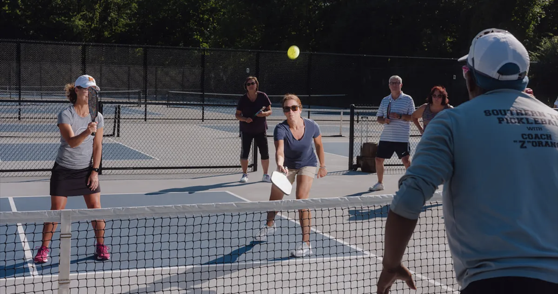 Một số người đang được huấn luyện viên hướng dẫn chơi pickleball tại sân tập ở West Hartford, bang Connecticut, Mỹ. Ảnh minh họa: The Guardian