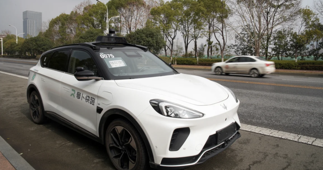 Dịch vụ robotaxi không người lái của Baidu Apollo Go trên đường ở Vũ Hán, tỉnh Hồ Bắc, Trung Quốc, tháng 2/2023. Ảnh: Josh Arslan/Reuters