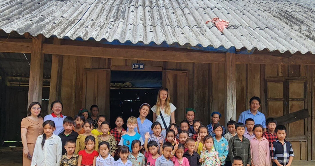 Isobel (cao nhất) cùng con trai và chị Ngọc Lan (bên cạnh) chụp ảnh lưu niệm cùng thầy và trò Trường tiểu học Lữ Thành, Kỳ Sơn, Nghệ An vào tháng 7/2023. Ảnh: Sát cánh cùng gia đình Việt