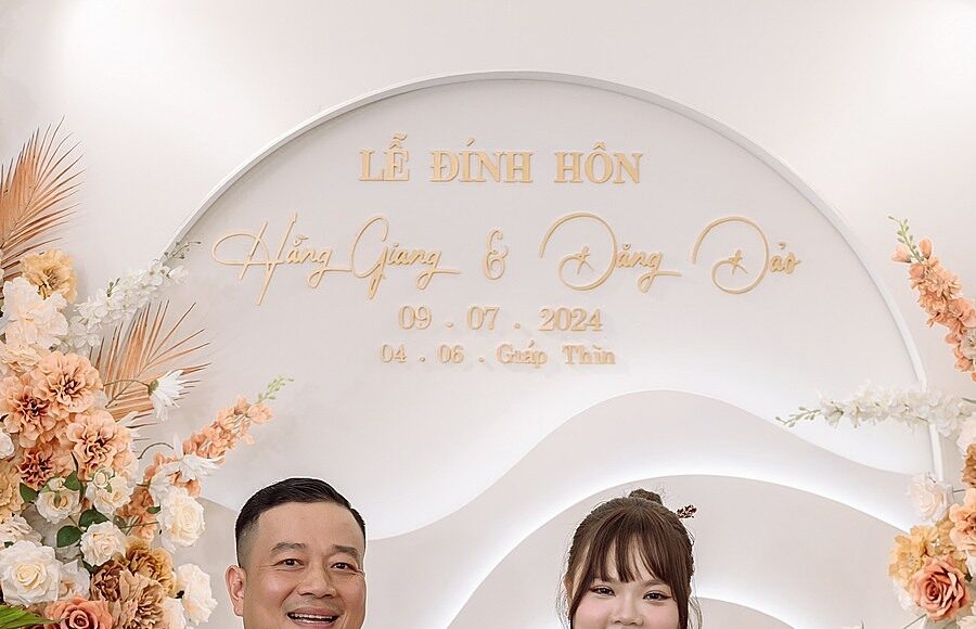 Vợ chồng Hằng Giang trong lễ ăn hỏi tại nhà riêng ở TP Đà Nẵng, ngày 9/7. Ảnh: Nhân vật cung cấp