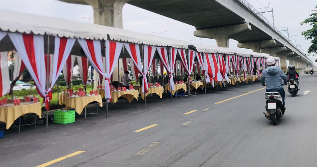 Rạp đám cưới kéo dài hơn chục mét nằm dưới Metro số 1, lấn ra đường đường song hành xa lộ Hà Nội. Ảnh: Người dân cung cấp