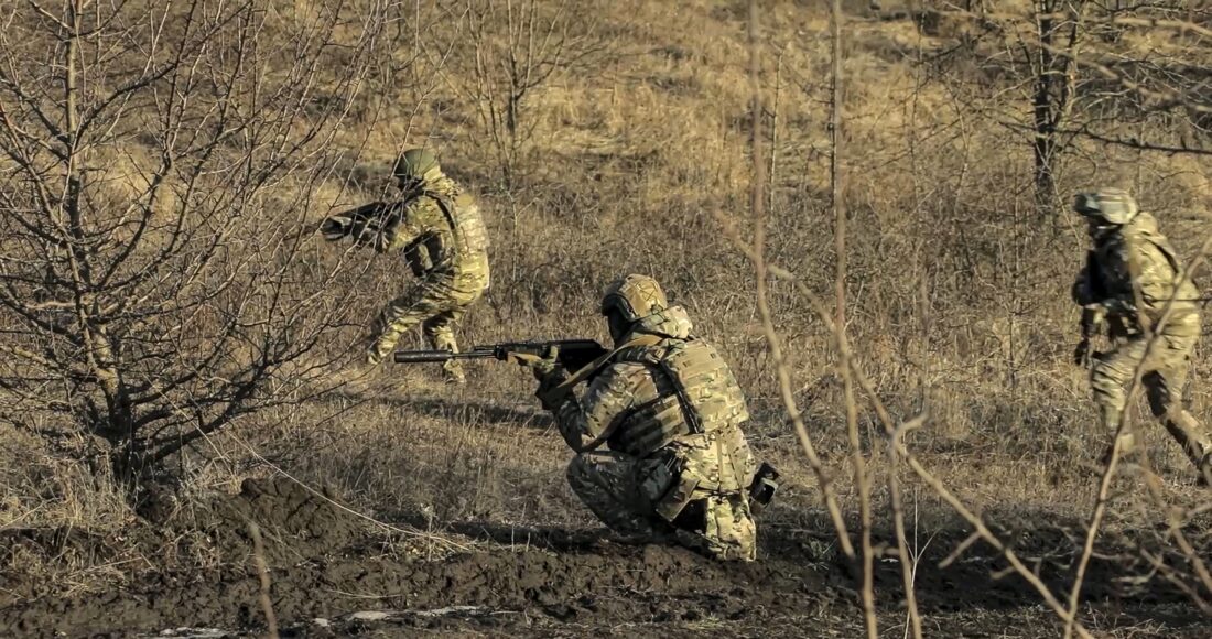 Lính Nga tại một địa điểm không xác định ở Ukraine, trong ảnh do cơ quan báo chí của Bộ Quốc phòng Nga công bố ngày 9/4. Ảnh: AP