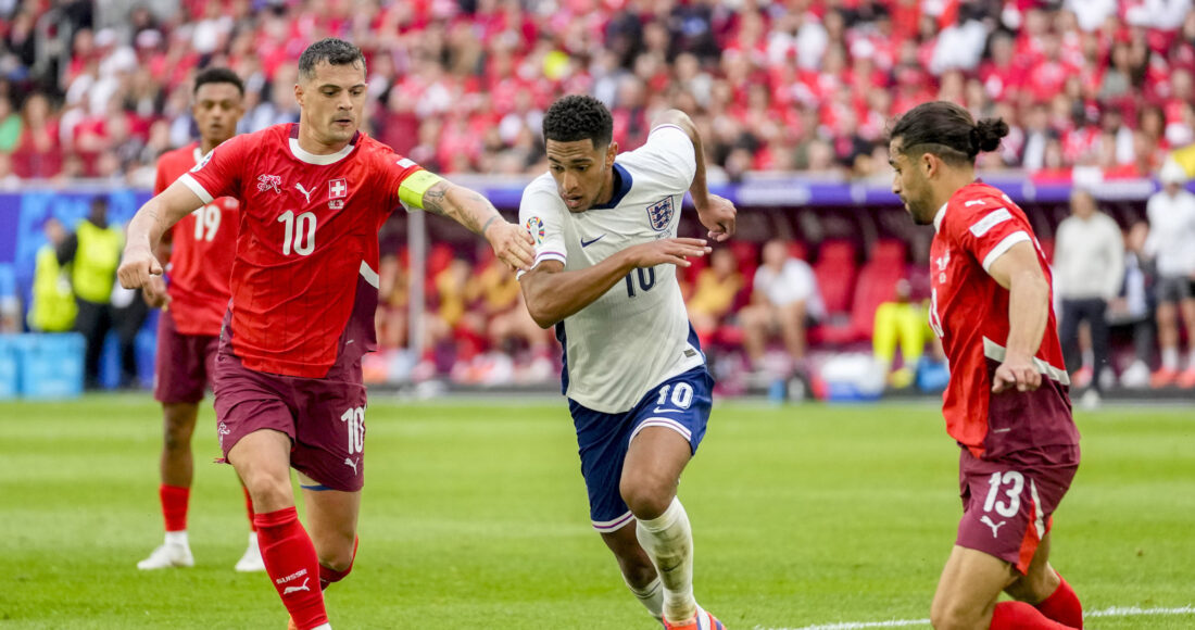 Đội trưởng Thụy Sĩ Granit Xhaka tranh bóng với tiền vệ Anh Jude Bellingham trong trận tứ kết Euro 2024 ở Duesseldorf, Đức ngày 6/7. Ảnh: AP