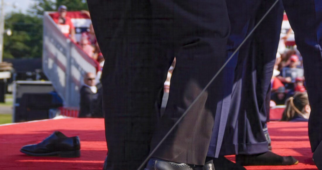 Chiếc giày bị tuột khi ông Trump được mật vụ hộ tống rời sân khấu sau vụ ám sát hụt. Ảnh: AP