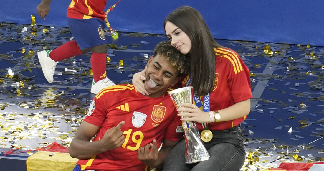 Tiền đạo Lamine Yamal chụp ảnh cùng bạn gái Alex Padilla sau lễ đăng quang của Tây Ban Nha tại Euro 2024 trên sân Olympic, Berlin ngày 14/7. Ảnh: AP