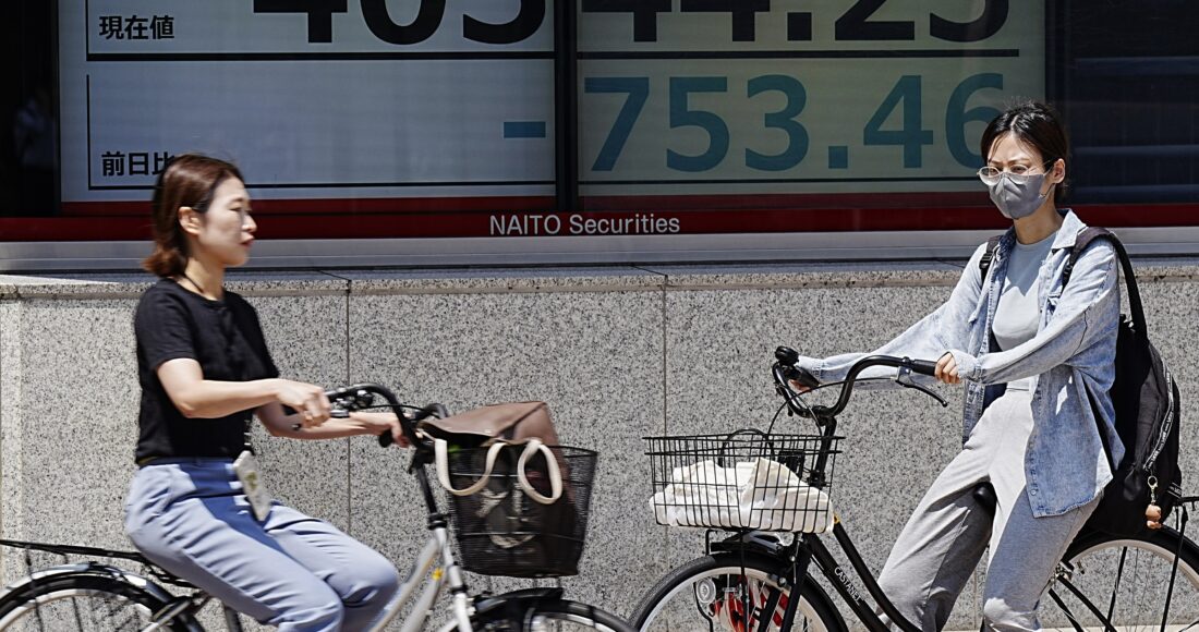 Người dân Nhật Bản trên đường phố Tokyo ngày 18/7. Ảnh: AP