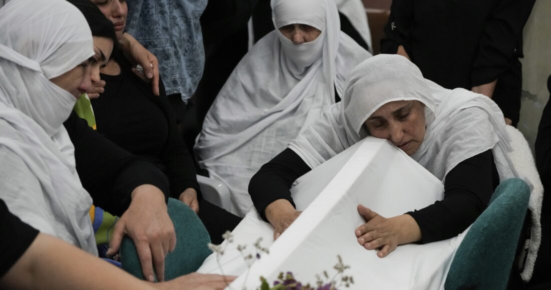 Người dân dự tang lễ của các nạn nhân trong vụ tập kích sân bóng ở làng Majdal Shams, Cao nguyên Golan, ngày 28/7. Ảnh: AP