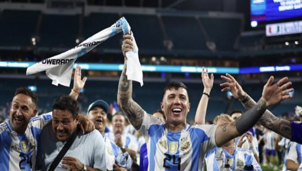 Tiền vệ Enzo Fernandez mừng sau khi Argentina thắng Colombia 1-0 ở chung kết Copa America 2024 trên sân Hard Rock, thành phố Miami Gardens, bang Florida, Mỹ tối 14/7/2024. Ảnh: Reuters