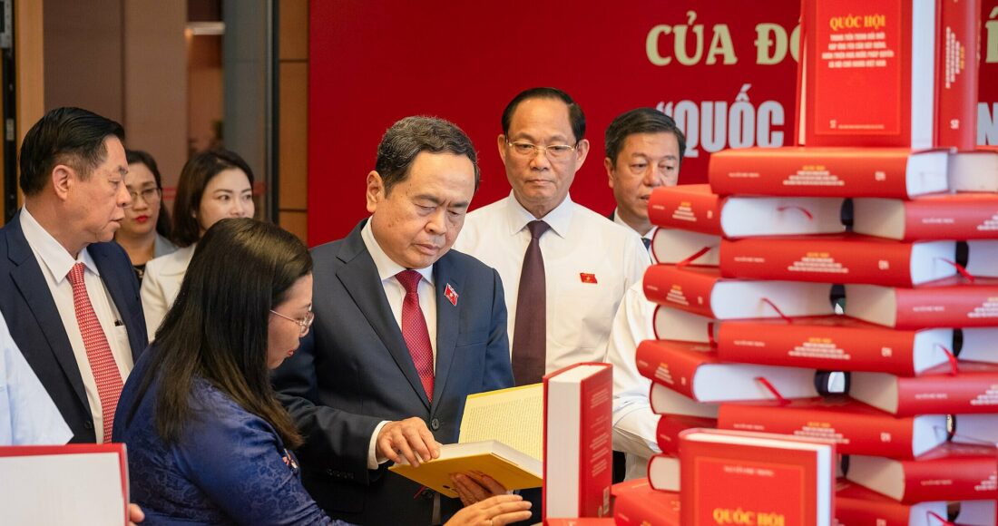 Chủ tịch Quốc hội Trần Thanh Mẫn, Trưởng ban Tuyên giáo Trung ương Nguyễn Trọng Nghĩa và Phó chủ tịch Quốc hội Trần Quang Phương tại lễ ra mắt sách của Tổng bí thư Nguyễn Phú Trọng. Ảnh: Media Quốc hội