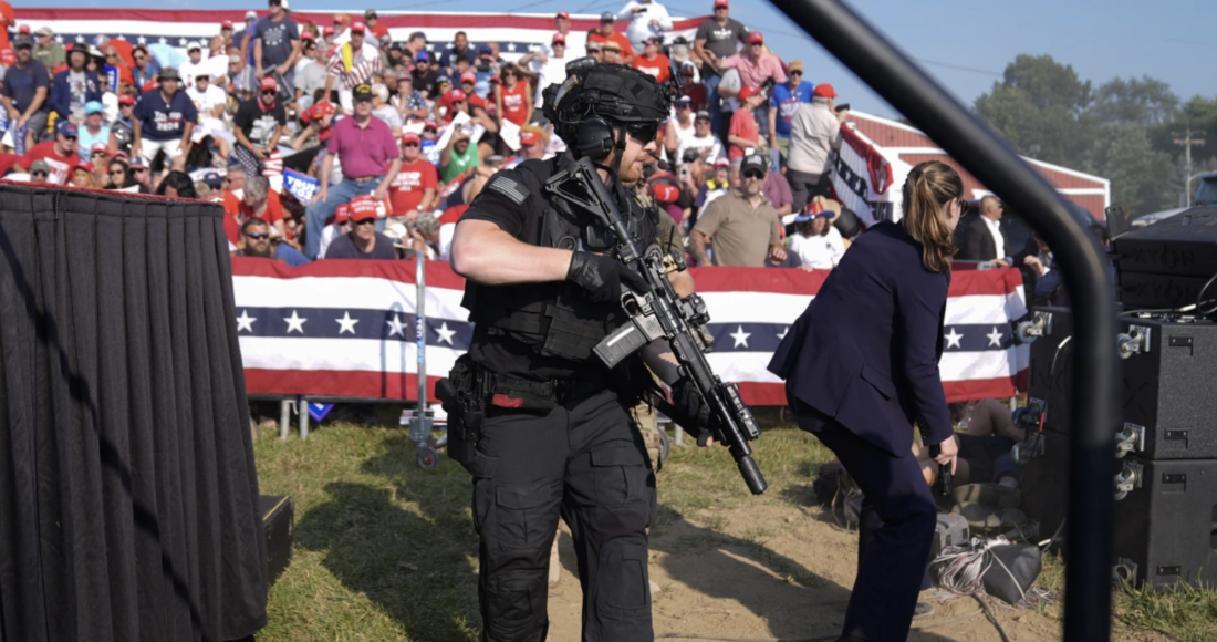 Mật vụ Mỹ bảo vệ ông Trump trong vụ ám sát hụt ngày 13/7 tại Butler, Pennsylvania. Ảnh: AP
