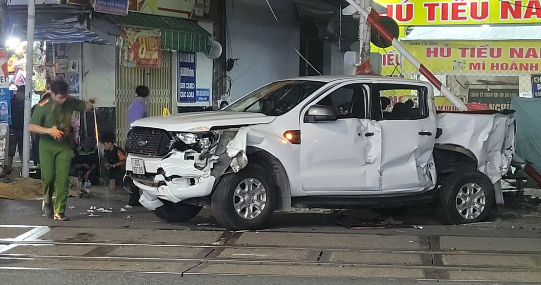 Ôtô bị tàu tông biến dạng đầu và đuôi. Ảnh: Phước Tuấn