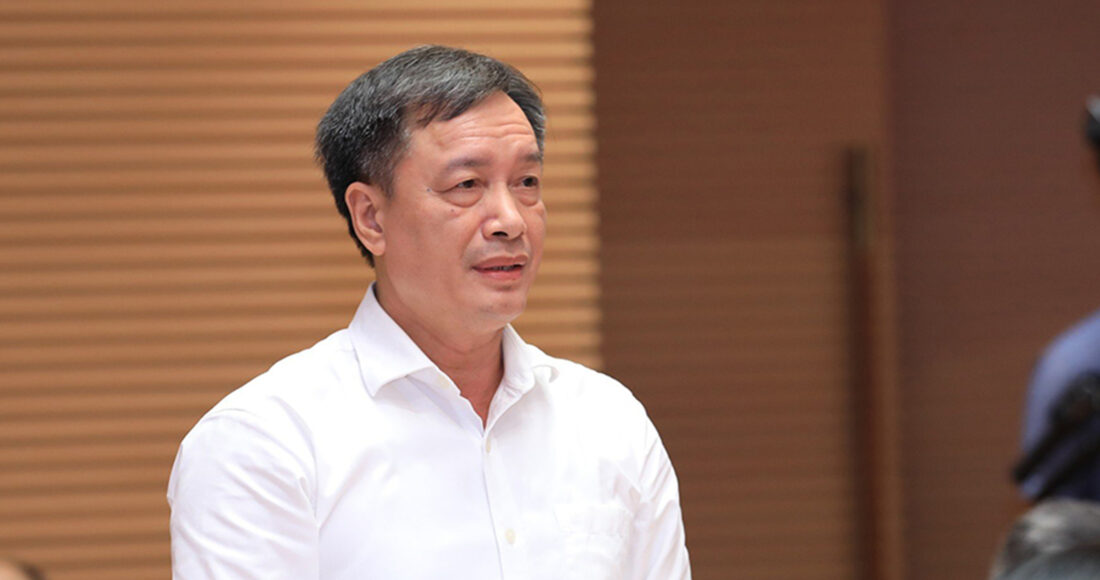 Ông Phan Văn Mến, Giám đốc Bảo hiểm xã hội TP Hà Nội trả lời chất vấn chiều 3/7. Ảnh: Hoàng Phong