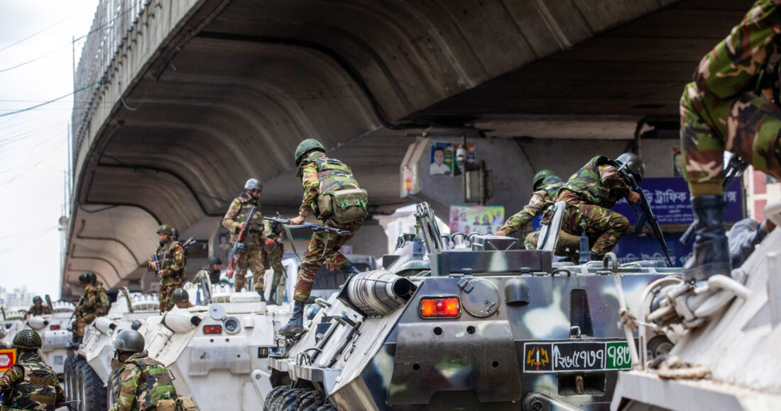 Quân đội Bangladesh được triển khai tại thủ đô Dhaka vào ngày 20/7 để trấn áp bạo loạn. Ảnh: AFP