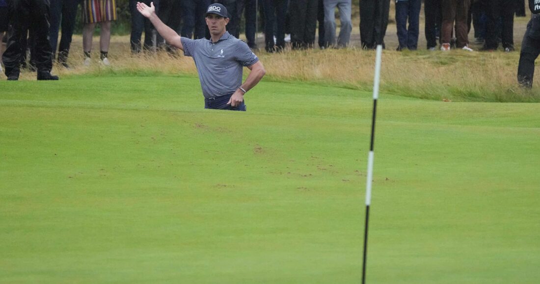 Billy Horschel tiếc nuối khi bóng đi chệch lỗ trong gang tấc sau cú đánh từ bẫy cát ở hố 16 vòng ba The Open 2024 ngày 20/7. Ảnh: AP